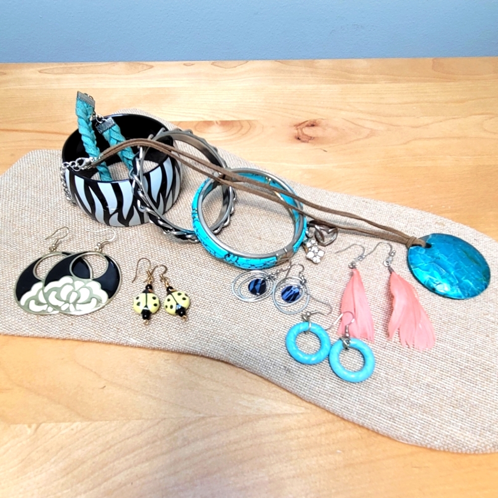 LOT OF COSTUME JEWELRY | Bracelt, Earrings, Necklace & Ring